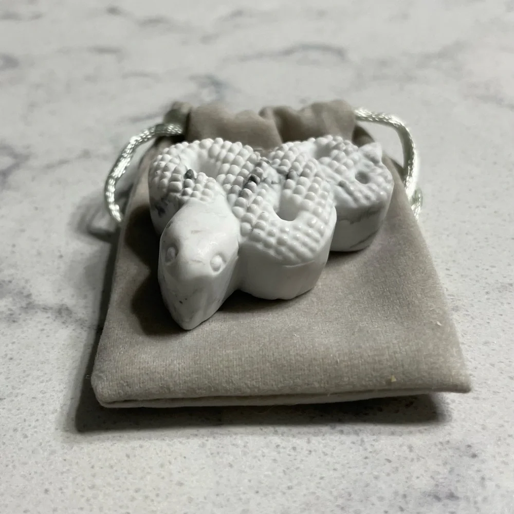 Howlite Snake w/pouch - Picture 2 of 5
